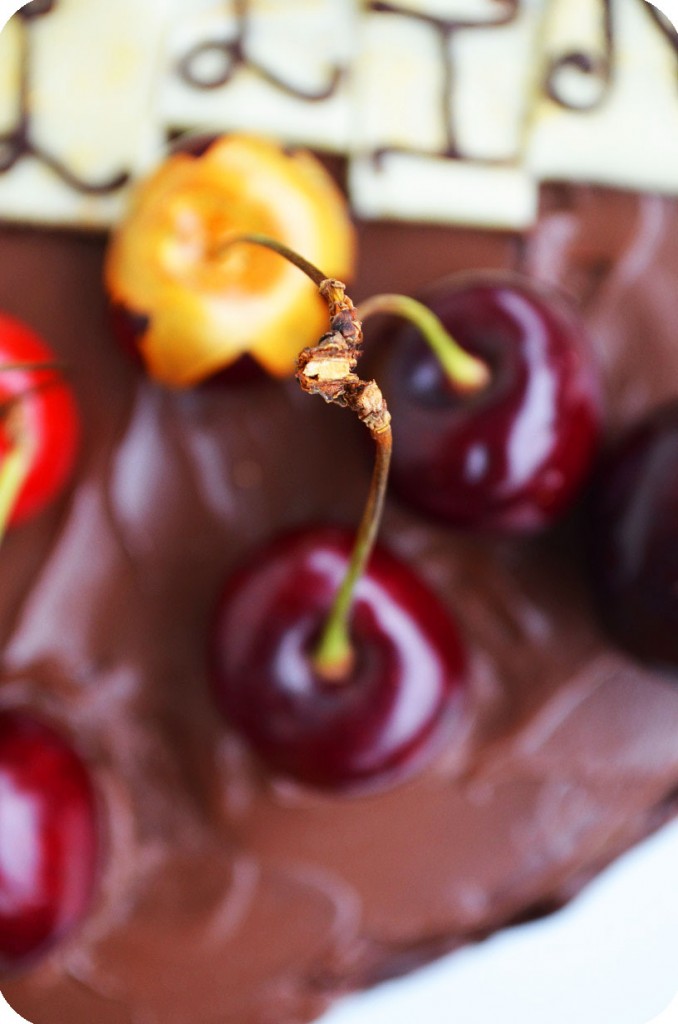Üppige Schokoladentorte mit Kirschen und Buttercreme - The Culinary Trial